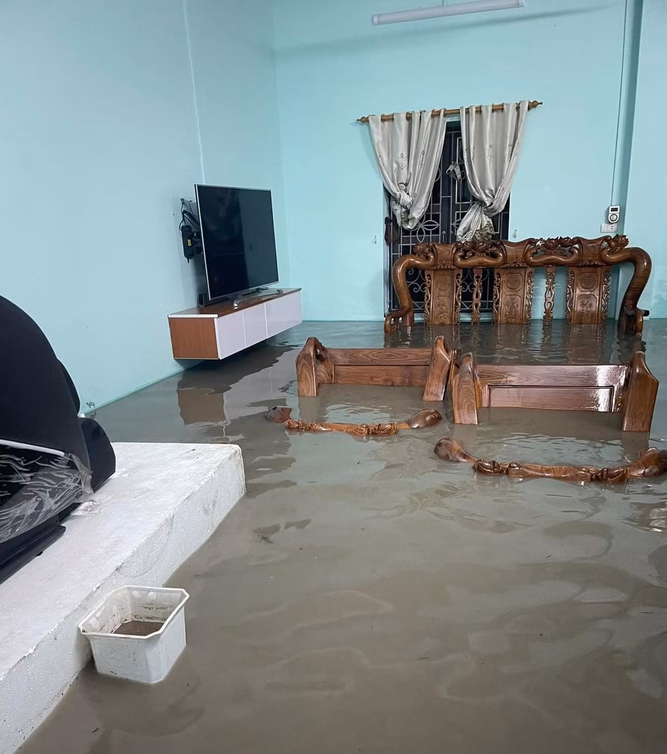 Nhiều nhà dân ở các khu vực như phường Hồng Hà, Hà Tu, Cao Xanh, Hà Lầm, Yết Kiêu... bị ngập lụt.