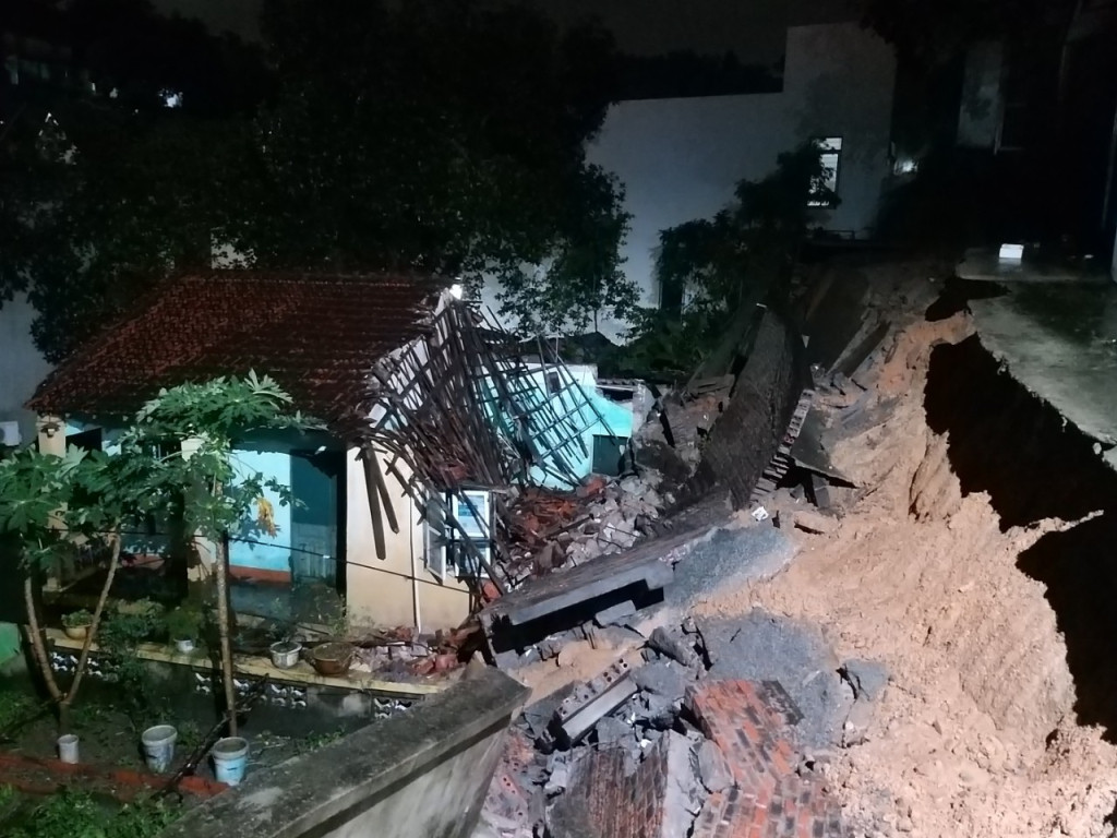 Mưa lớn cũng gây sạt lở tại một số điểm dân cư, rất may không có thiệt hại về người. Mưa lớn cũng gây sạt lở tại một số điểm dân cư, rất may không có thiệt hại về người.