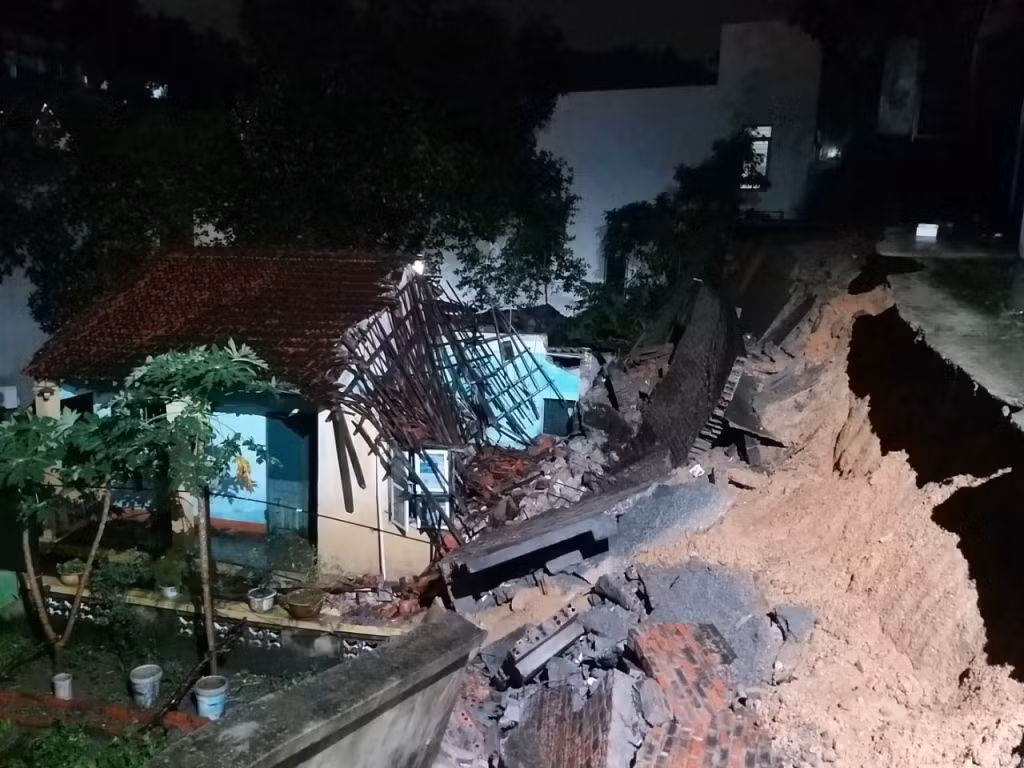Mưa lớn cũng gây sạt lở tại một số điểm dân cư, rất may không có thiệt hại về người.