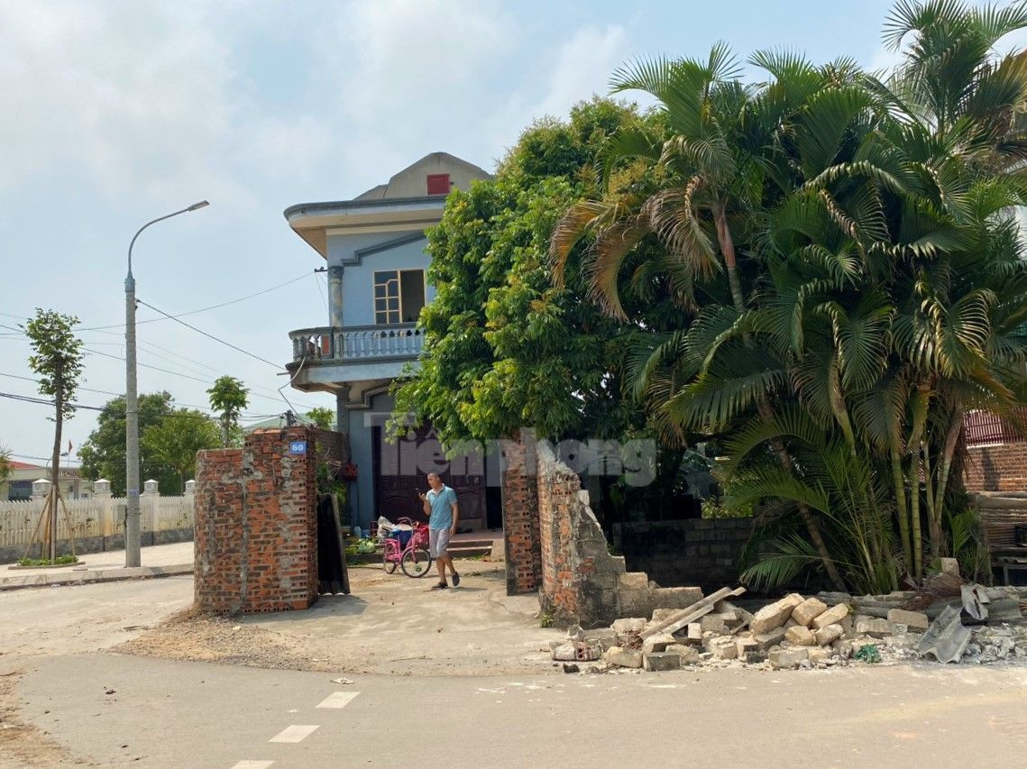 Bức tường rào phía trước nhà đã được phá dỡ, lực lượng chức năng đang hỗ trợ gia đình di chuyển đồ đạc ra khỏi nhà. Bức tường rào phía trước nhà đã được phá dỡ, lực lượng chức năng đang hỗ trợ gia đình di chuyển đồ đạc ra khỏi nhà.