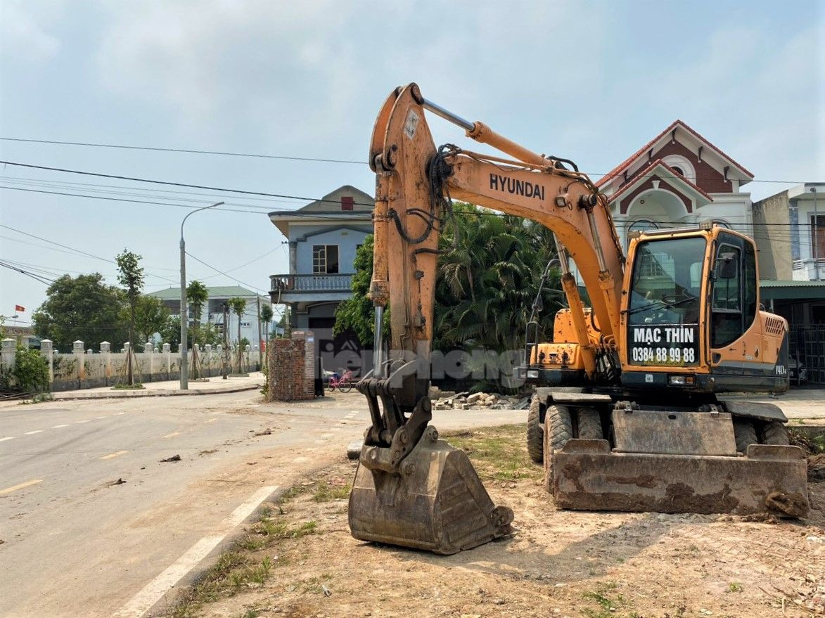 Lực lượng chức năng đang tập kết máy móc thiết bị để chuẩn bị phá dỡ ngôi nhà. Lực lượng chức năng đang tập kết máy móc thiết bị để chuẩn bị phá dỡ ngôi nhà.