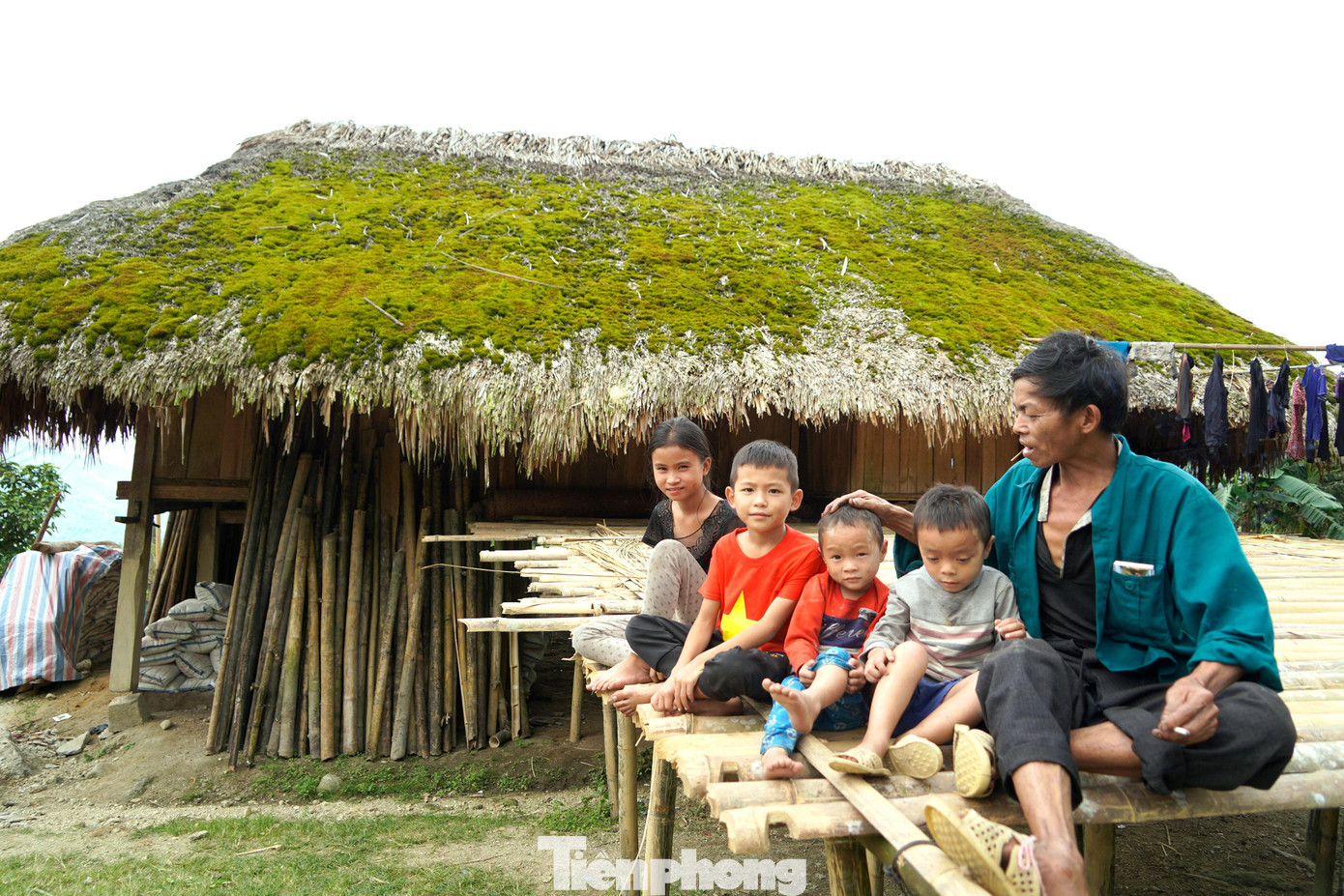 Sương mù bao phủ quanh năm cùng với những trận mưa phùn kéo dài, độ ẩm cao đặc trưng.