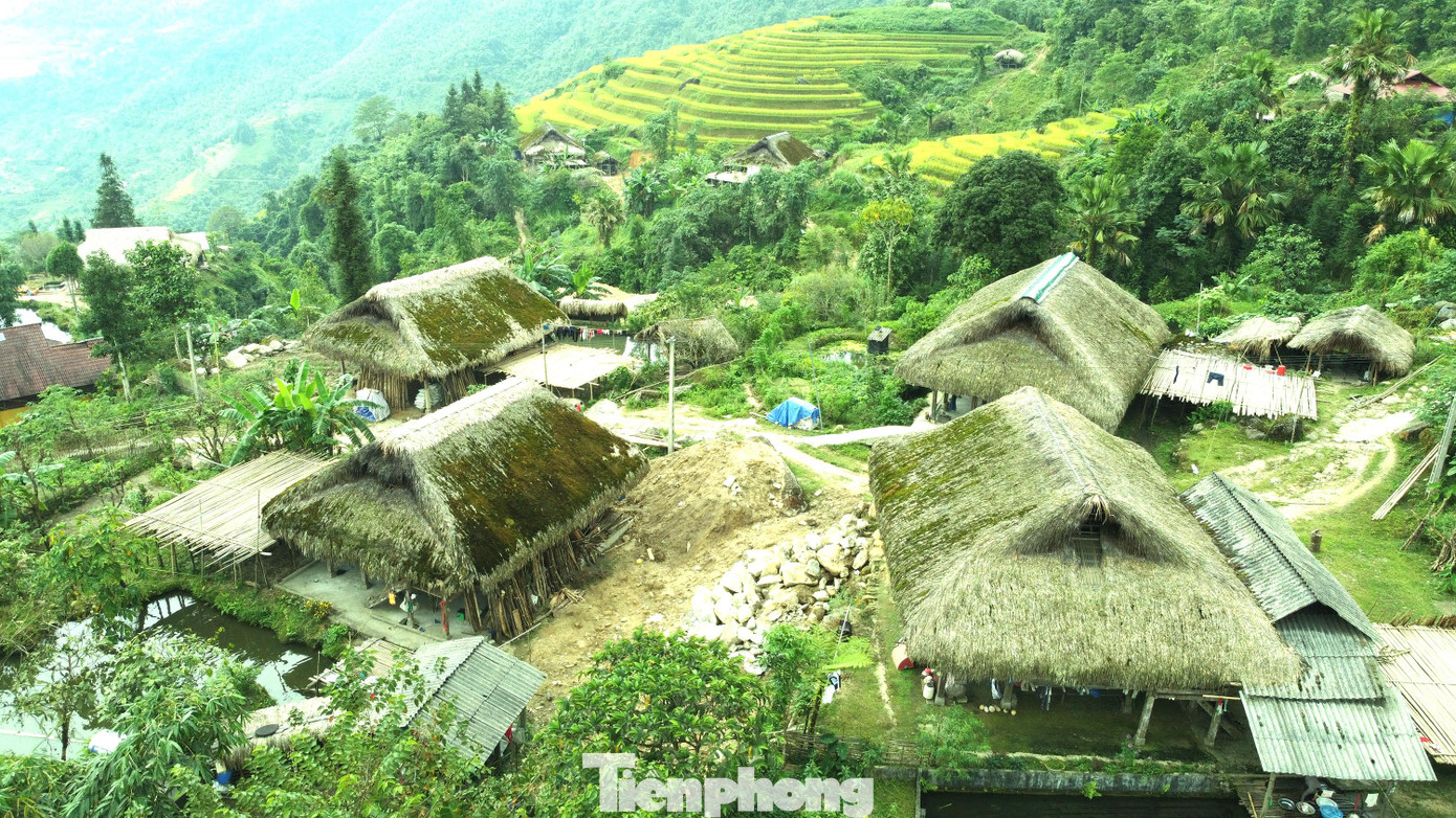 Với vẻ đẹp đậm nét nguyên sơ, mộc mạc của những mái nhà lá cọ rêu xanh, cùng với nét văn hóa bản địa của cộng đồng người Dao, thôn Xà Phìn hiện là điểm đến hấp dẫn đối với những người ưa khám phá trên hành trình chinh phục mảnh đất nơi địa đầu cực Bắc của Tổ quốc.