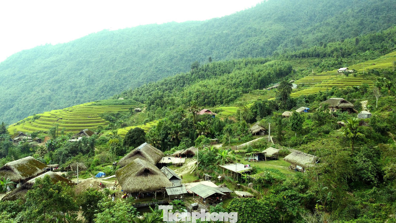 Tối đến, ngồi quây quần bên bếp lửa, du khách thưởng thức những đặc sản địa phương, nghe hát giao duyên và nâng chén nhấp rượu thóc, rượu gạo của đồng bào người Dao.
