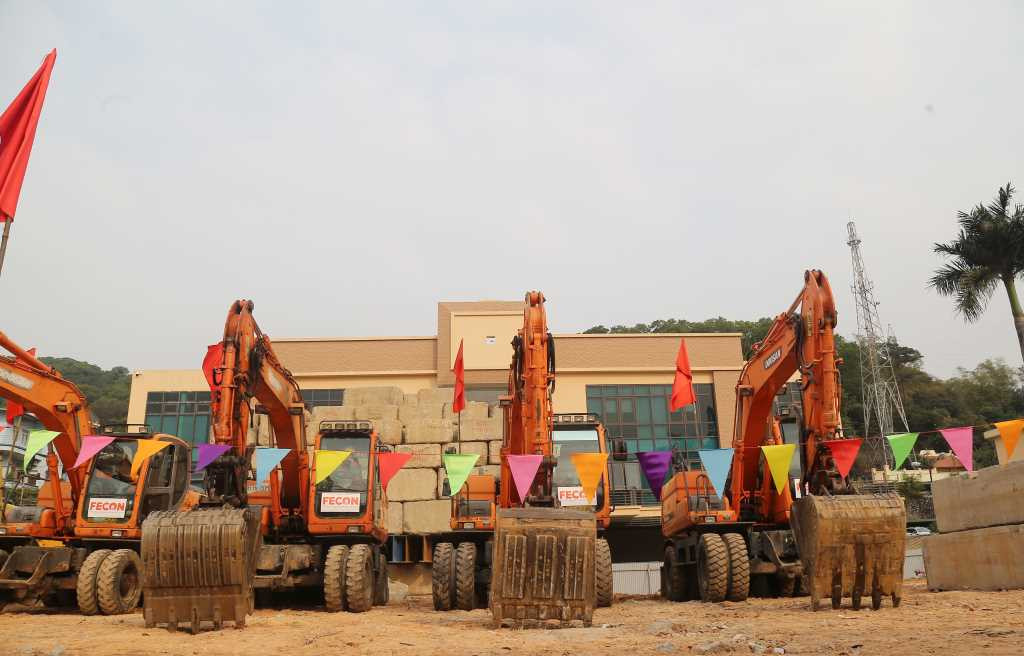 Máy móc, thiết bị sẵn sàng triển khai các hạng mục thi công.