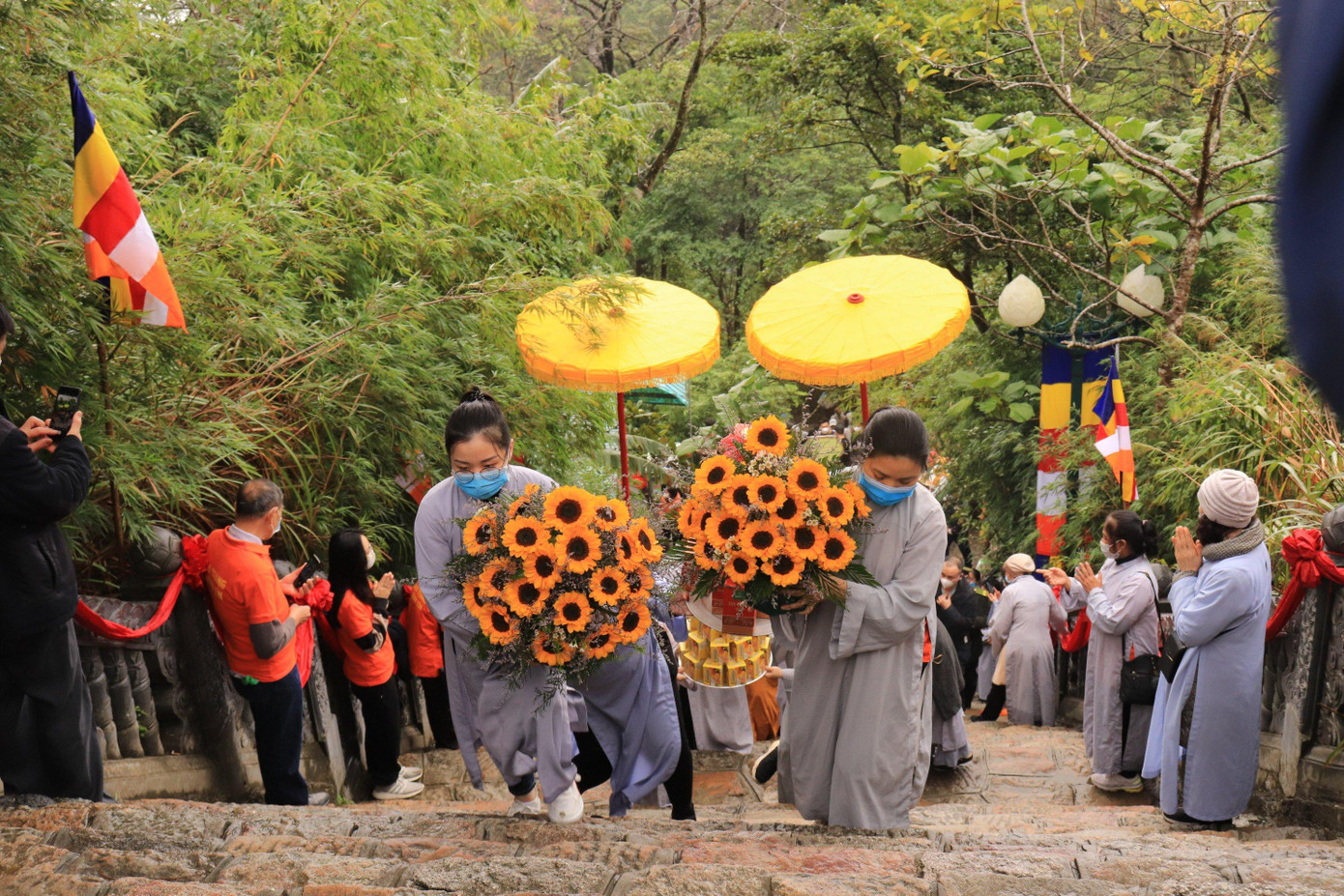 Phần lễ bao gồm nghi thức cung rước từ chân dốc dẫn lên Huệ Quang Kim Tháp và chùa Hoa Yên. Phần lễ bao gồm nghi thức cung rước từ chân dốc dẫn lên Huệ Quang Kim Tháp và chùa Hoa Yên.