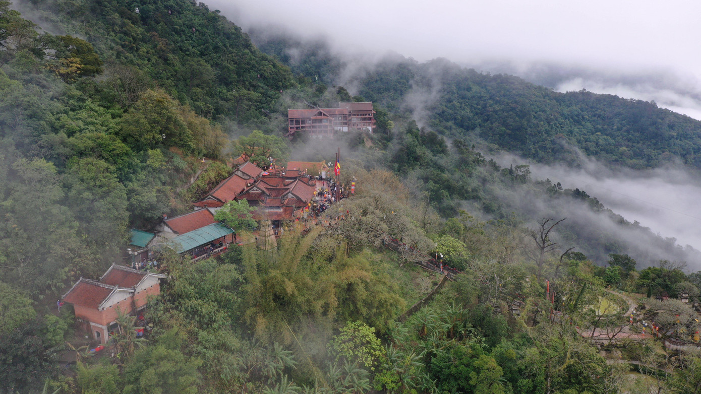 Theo thống kê, từ mùng 1 đến mùng 9 Tết Nguyên đán Nhâm Dần có hơn 7 vạn du khách tới danh thắng Yên Tử. Theo thống kê, từ mùng 1 đến mùng 9 Tết Nguyên đán Nhâm Dần có hơn 7 vạn du khách tới danh thắng Yên Tử.