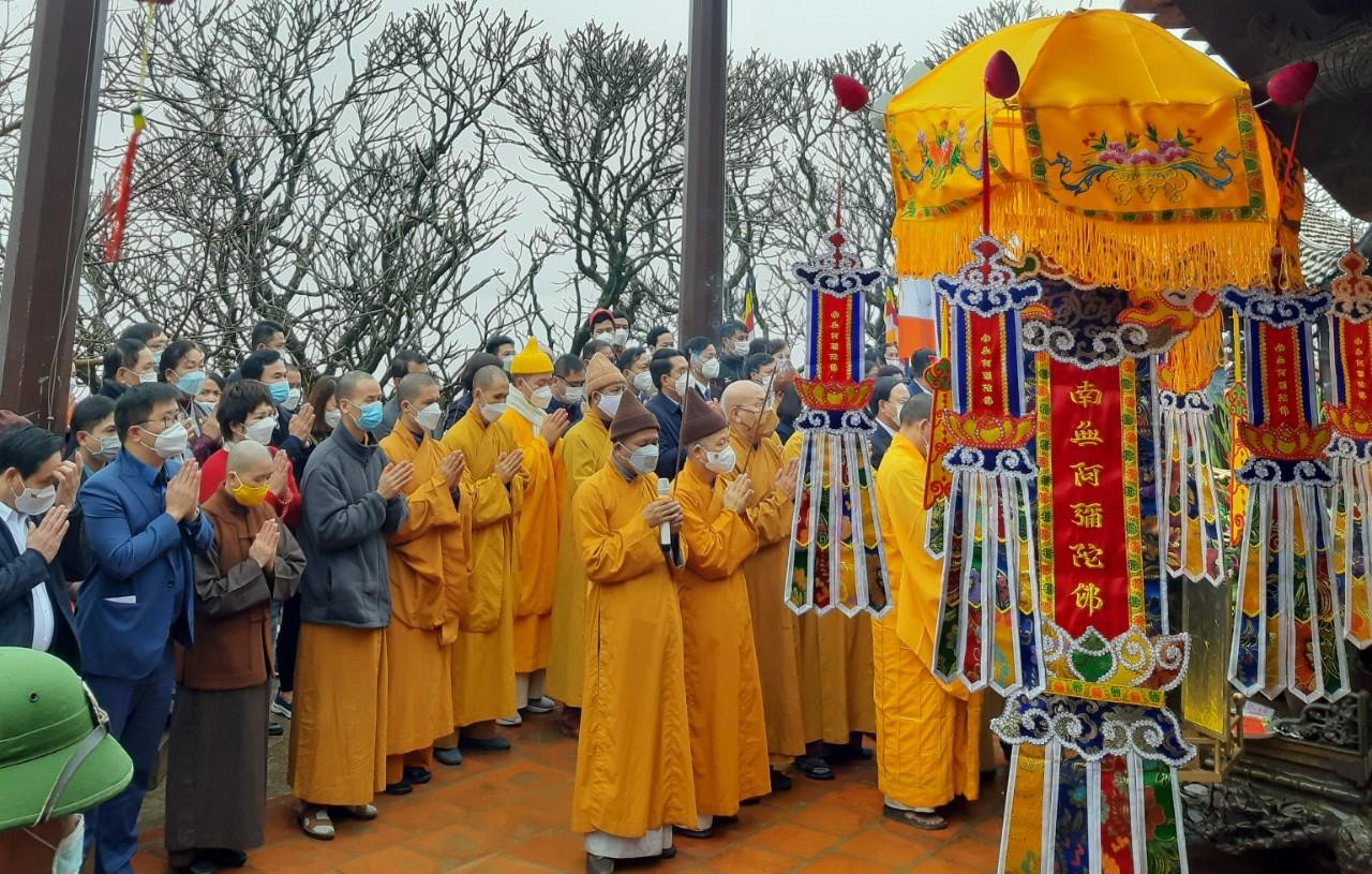 Tại danh thắng Yên Tử, mặc dù thời tiết lạnh, có sương mù nhẹ nhưng người dân vẫn đổ về du xuân. Hiện tại UBND tỉnh Quảng Ninh đang giảm 50% giá vé tham quan, theo đó chỉ còn 20.000/người lớn và 10.000/trẻ em. Tại danh thắng Yên Tử, mặc dù thời tiết lạnh, có sương mù nhẹ nhưng người dân vẫn đổ về du xuân. Hiện tại UBND tỉnh Quảng Ninh đang giảm 50% giá vé tham quan, theo đó chỉ còn 20.000/người lớn và 10.000/trẻ em.