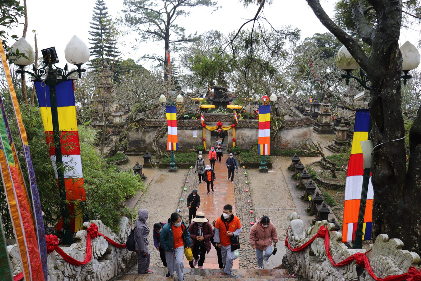 Đa số du khách chọn loại hình đi cáp treo để giảm thời gian di chuyển và đảm bảo sức khoẻ, vé cáp treo khứ hồi là 260.000/người. Đa số du khách chọn loại hình đi cáp treo để giảm thời gian di chuyển và đảm bảo sức khoẻ, vé cáp treo khứ hồi là 260.000/người.