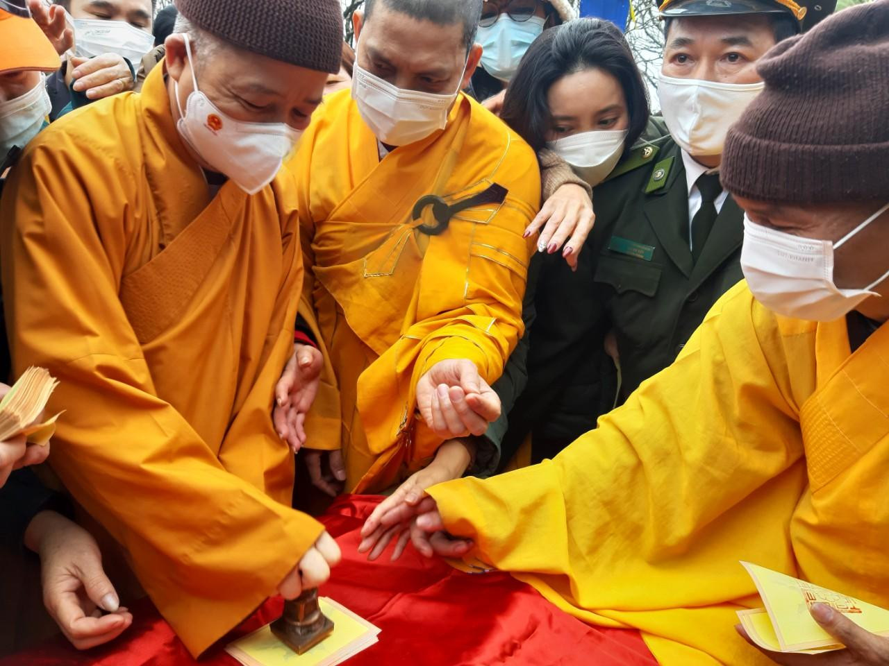 Tại buổi lễ, Thượng tọa Thích Thanh Quyết đóng dấu thiêng chùa Đồng rồi phát cho phật tử. Tại buổi lễ, Thượng tọa Thích Thanh Quyết đóng dấu thiêng chùa Đồng rồi phát cho phật tử.