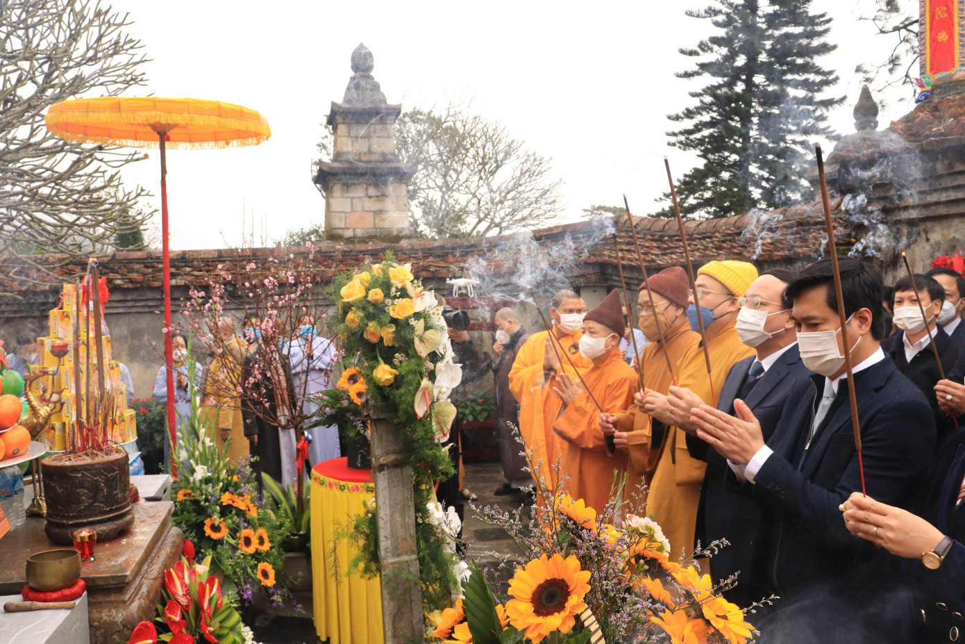 Buổi lễ diễn ra trang nghiêm, yên tĩnh, mọi người chắp tay nguyện cầu cho một năm bình an, đẩy lùi dịch bệnh và hạnh phúc đến từng nhà, từng người. Buổi lễ diễn ra trang nghiêm, yên tĩnh, mọi người chắp tay nguyện cầu cho một năm bình an, đẩy lùi dịch bệnh và hạnh phúc đến từng nhà, từng người.