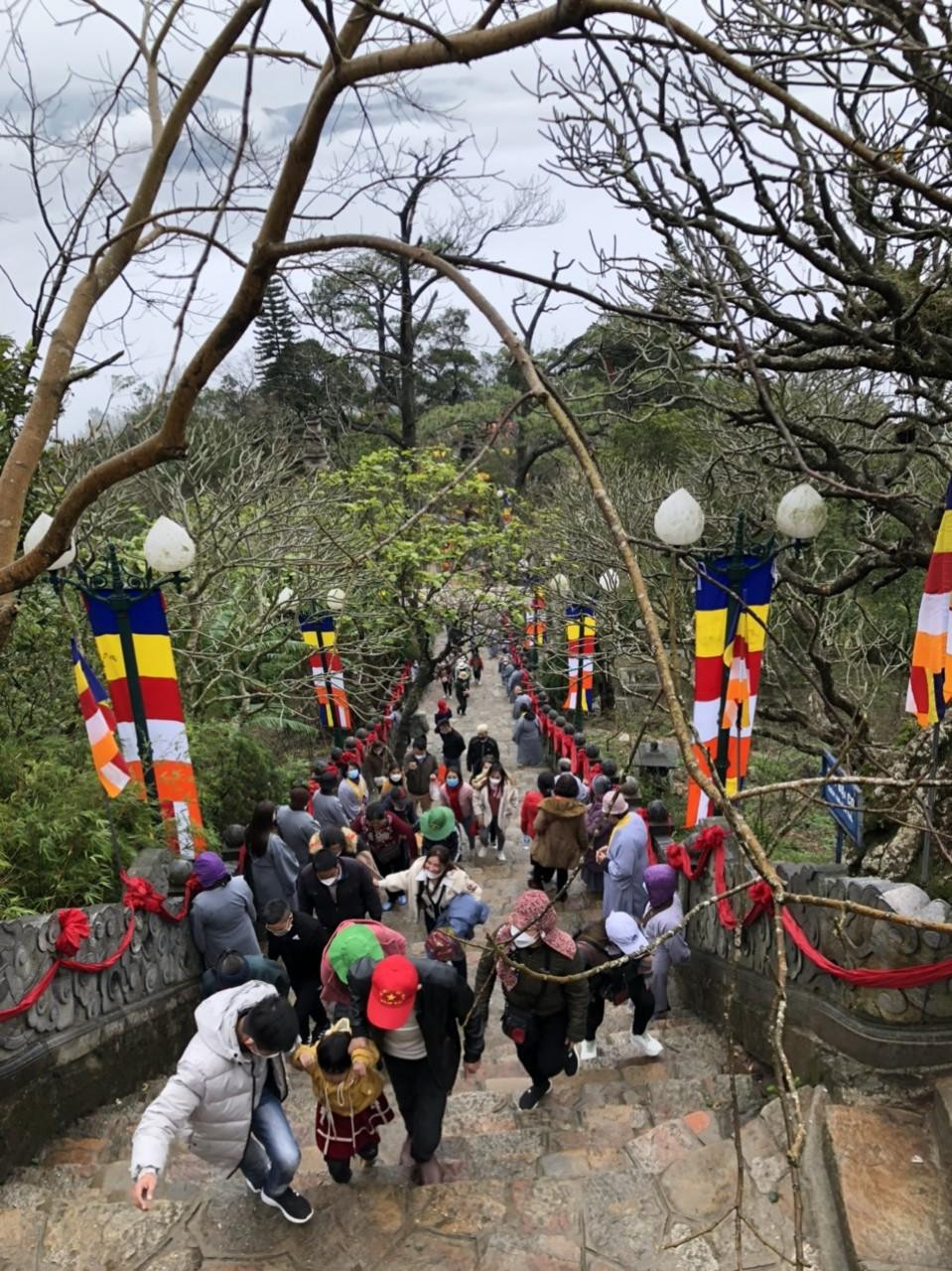 Thực hiện nghiêm chỉ đạo của tỉnh, hiện nay, các di tích, cơ sở tôn giáo tín ngưỡng trên địa bàn tỉnh đều đón khách tham quan và đảm bảo an toàn phòng dịch, hướng tới mục tiêu đón 10 triệu lượt khách trong năm 2022. Thực hiện nghiêm chỉ đạo của tỉnh, hiện nay, các di tích, cơ sở tôn giáo tín ngưỡng trên địa bàn tỉnh đều đón khách tham quan và đảm bảo an toàn phòng dịch, hướng tới mục tiêu đón 10 triệu lượt khách trong năm 2022.