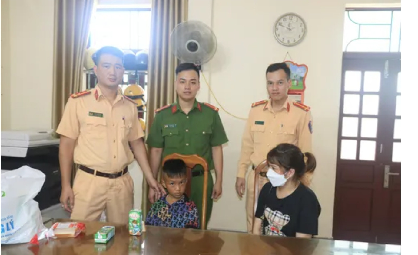 Cháu bé lạc mẹ bị rơi xuống sông được CSGT cứu giúp. Cháu bé lạc mẹ bị rơi xuống sông được CSGT cứu giúp.