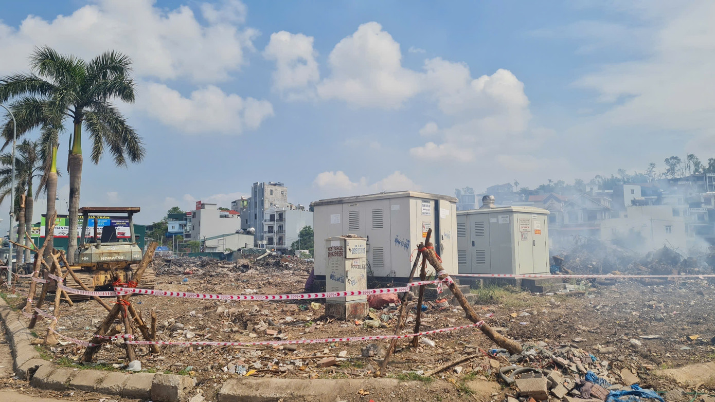 Lực lượng chức năng thu dọn bãi rác 'khủng' sau phản ánh của Tiền Phong.