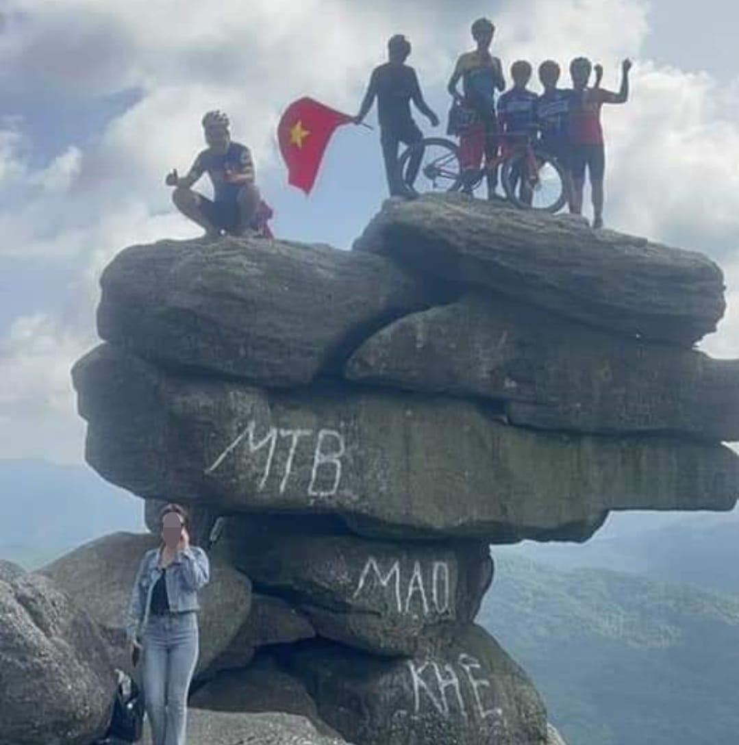 Nhóm du khách mang cả xe đạp lên mõm đá để chụp ảnh lưu niện. Nhóm du khách mang cả xe đạp lên mõm đá để chụp ảnh lưu niện.