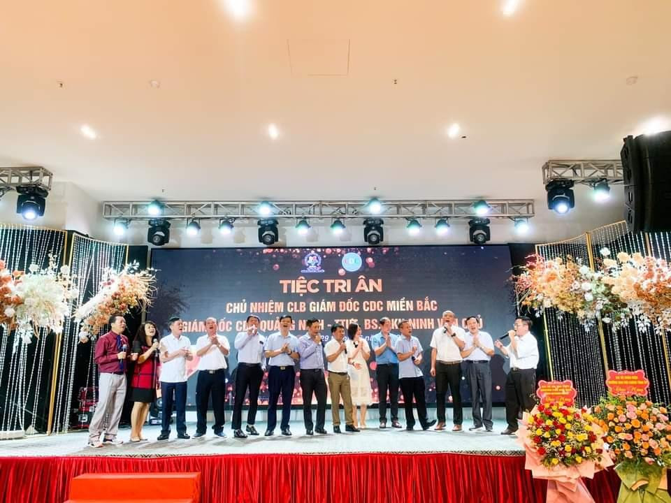 Ông Ninh Văn Chủ (người mặc áo đỏ ngoài cùng từ bên trái vào) cùng các vị khách hát mừng trong bữa tiệc tri ân trước khi về hưu. Ông Ninh Văn Chủ (người mặc áo đỏ ngoài cùng từ bên trái vào) cùng các vị khách hát mừng trong bữa tiệc tri ân trước khi về hưu.