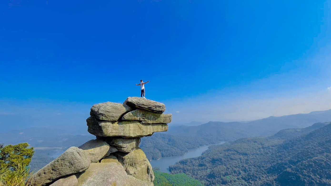 Núi Đá Chồng được coi là "thành địa sống ảo" của các phượt thủ muốn chinh phục những địa điểm hoang sơ, đầy nguy hiểm. Núi Đá Chồng được coi là "thành địa sống ảo" của các phượt thủ muốn chinh phục những địa điểm hoang sơ, đầy nguy hiểm.