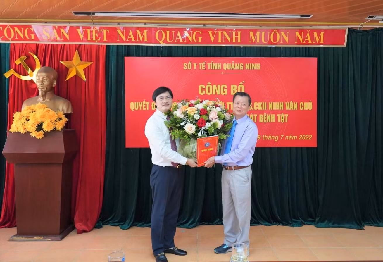 Ông Nguyễn Trọng Diện, Giám đốc Sở Y tế đã trao quyết định nghỉ hưu theo chế độ cho ông Ninh Văn Chủ.