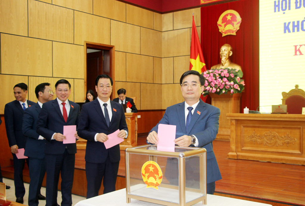 Đại biểu HĐND TP Cẩm Phả khóa XXI bỏ phiếu bầu cử chức vụ Chủ tịch UBND TP Cẩm Phả khóa XXI, nhiệm kỳ 2021-2026.