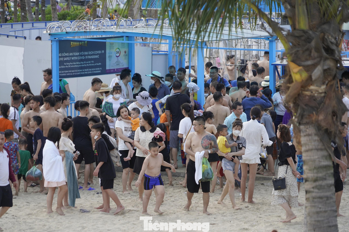 Khu vực tắm tráng luôn trong tình trạng kẹt cứng.