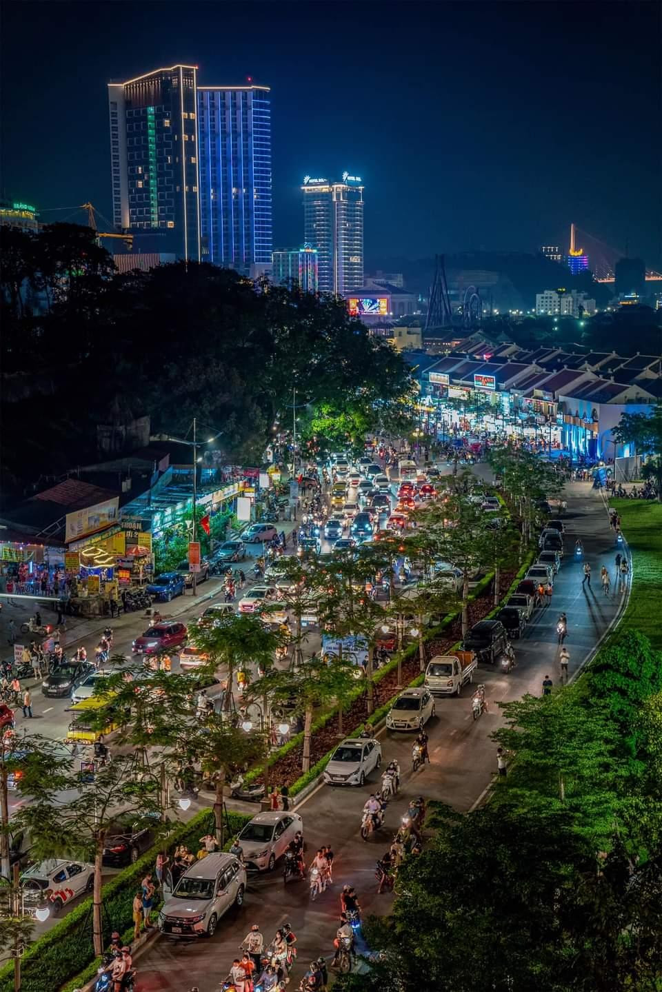 Hình ảnh đông đúc người dân và du khách tại Hạ Long hứa hẹn một mùa du lịch khởi sắc. Hình ảnh đông đúc người dân và du khách tại Hạ Long hứa hẹn một mùa du lịch khởi sắc.