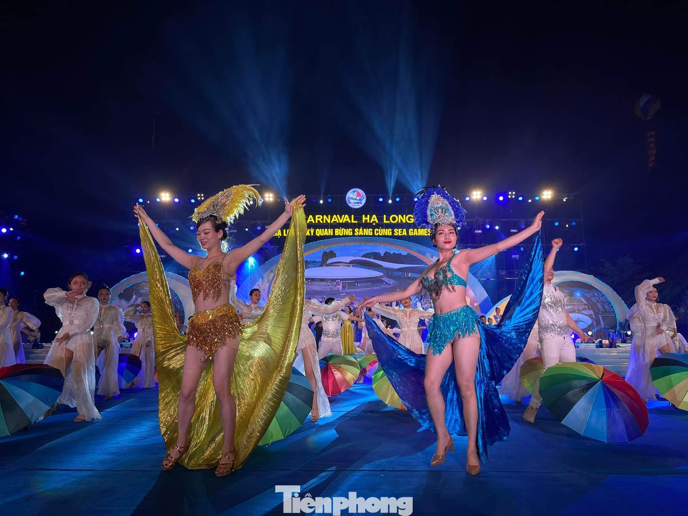 Với hơn 2.000 diễn viên chuyên nghiệp và không chuyên đã tạo nên một Carnaval Hạ Long rực rỡ sắc màu. Với hơn 2.000 diễn viên chuyên nghiệp và không chuyên đã tạo nên một Carnaval Hạ Long rực rỡ sắc màu.