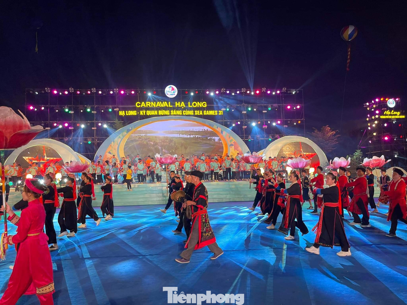 Điểm nổi bật của Carnaval Hạ Long 2022 là màn trình diễn nghệ thuật đặc sắc, quảng bá, tôn vinh vẻ đẹp, giá trị di sản - kỳ quan thiên nhiên thế giới vịnh Hạ Long, văn hóa, con người, vùng đất di sản, là lời chào từ thành phố biển Hạ Long - thành phố du lịch sạch ASEAN. Điểm nổi bật của Carnaval Hạ Long 2022 là màn trình diễn nghệ thuật đặc sắc, quảng bá, tôn vinh vẻ đẹp, giá trị di sản - kỳ quan thiên nhiên thế giới vịnh Hạ Long, văn hóa, con người, vùng đất di sản, là lời chào từ thành phố biển Hạ Long - thành phố du lịch sạch ASEAN.