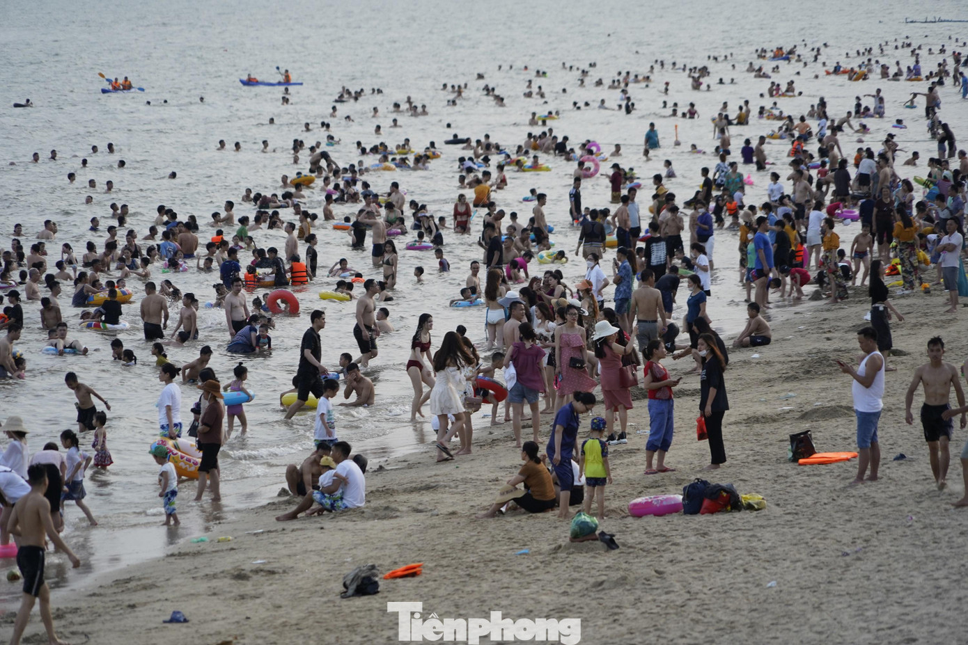 Càng về chiều, lượng người đổ ra biển càng đông.