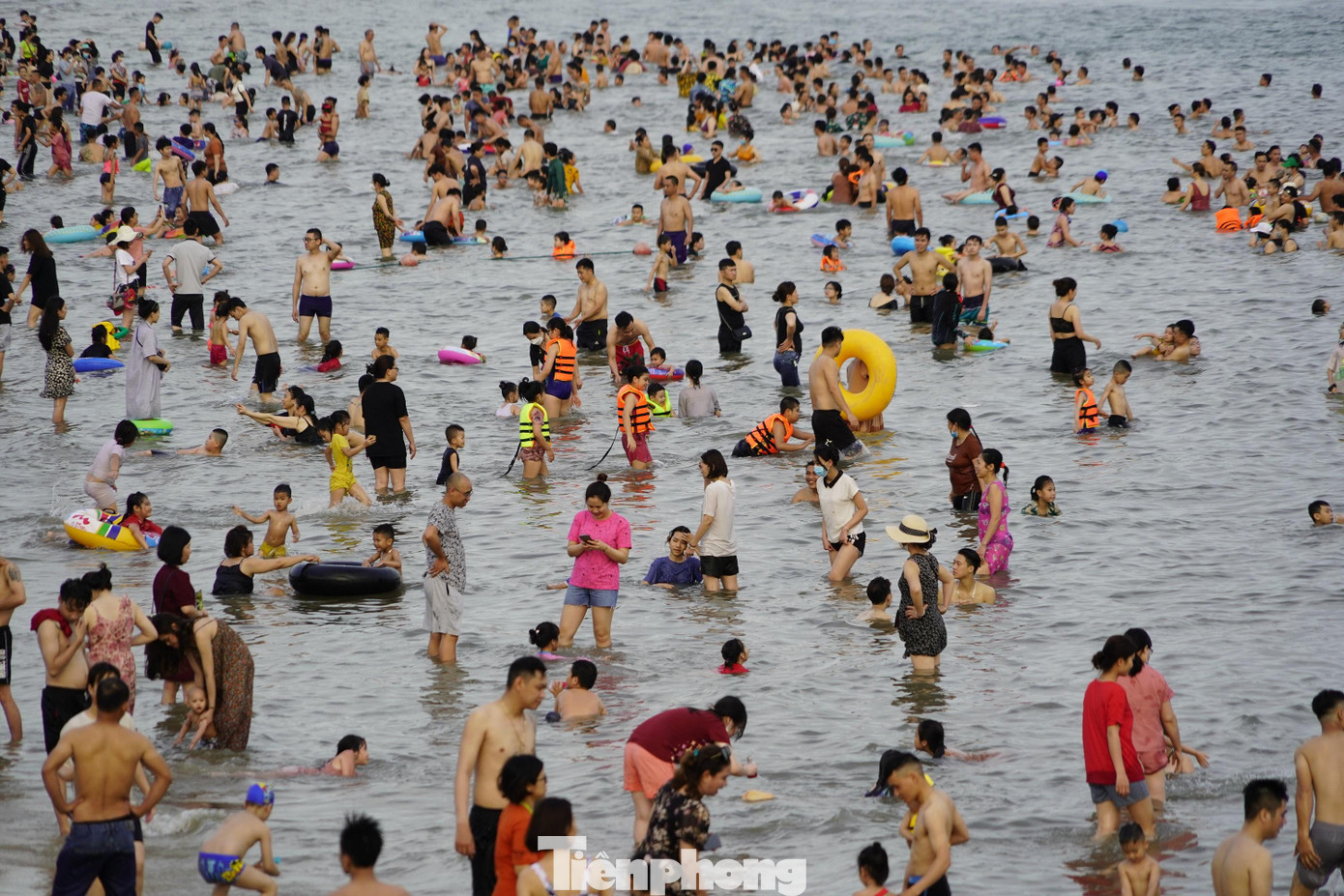 "Hơn 2 năm nay gia đình tôi không được đi du lịch vì dịch bệnh. Dịp nghỉ lễ này cả gia đình chọn hạ Long làm điểm đến vì giao thông thuận tiện lại có biển và nhiều khu vui chơi giải trí", Chị Hồ Thị Hường, một du khách đến từ Phú Thọ cho biết.