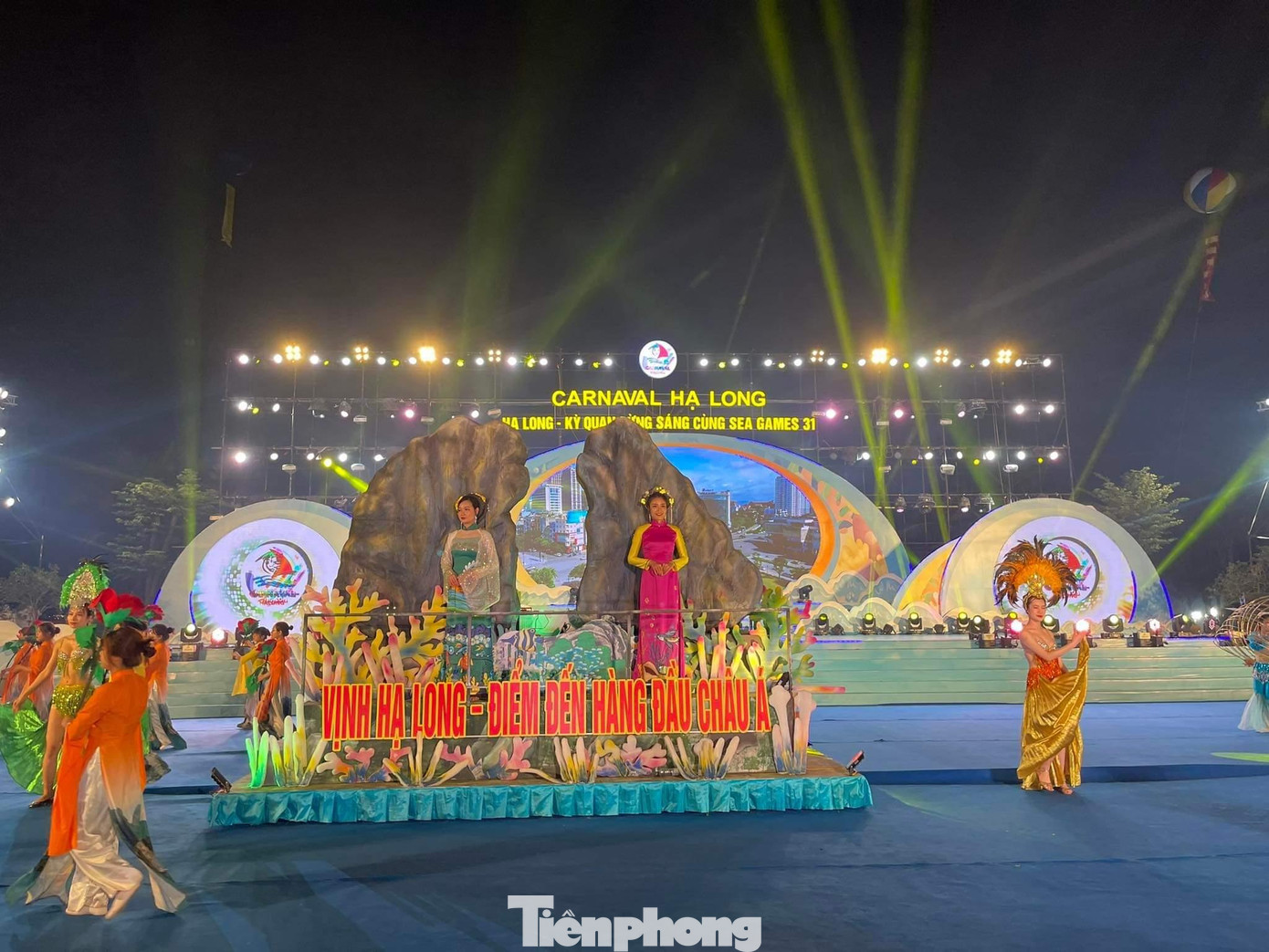 Với trên 2.000 diễn viên tham gia biểu diễn chương trình văn nghệ tại Carnaval Hạ Long 2022, trong đó có các ca sĩ Sao Mai như Nguyễn Ngọc Anh, Tô Minh Thắng, Tố Hoa, Minh Quân... với những ca khúc trẻ trung, sôi động, đa sắc màu đã mang lại bữa tiệc văn hóa đa sắc màu, thổi bùng không khí tươi trẻ của Du lịch hè Hạ Long - Quảng Ninh 2022. Với trên 2.000 diễn viên tham gia biểu diễn chương trình văn nghệ tại Carnaval Hạ Long 2022, trong đó có các ca sĩ Sao Mai như Nguyễn Ngọc Anh, Tô Minh Thắng, Tố Hoa, Minh Quân... với những ca khúc trẻ trung, sôi động, đa sắc màu đã mang lại bữa tiệc văn hóa đa sắc màu, thổi bùng không khí tươi trẻ của Du lịch hè Hạ Long - Quảng Ninh 2022.