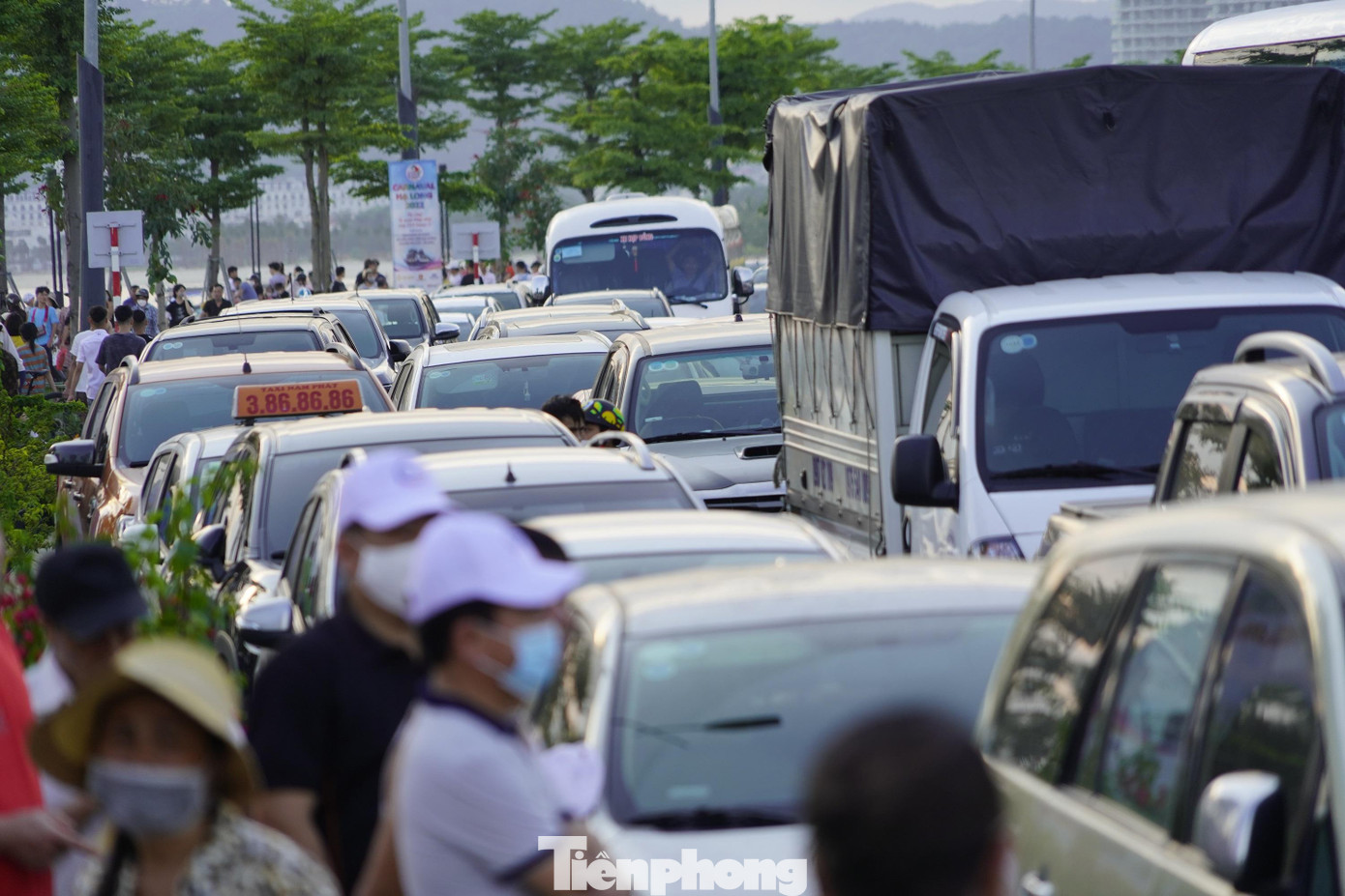 Từ khoảng 16h chiều 30/4, khu vực phường Bãi Cháy, TP Hạ Long (Quảng Ninh) bị ách tắc cục bộ.