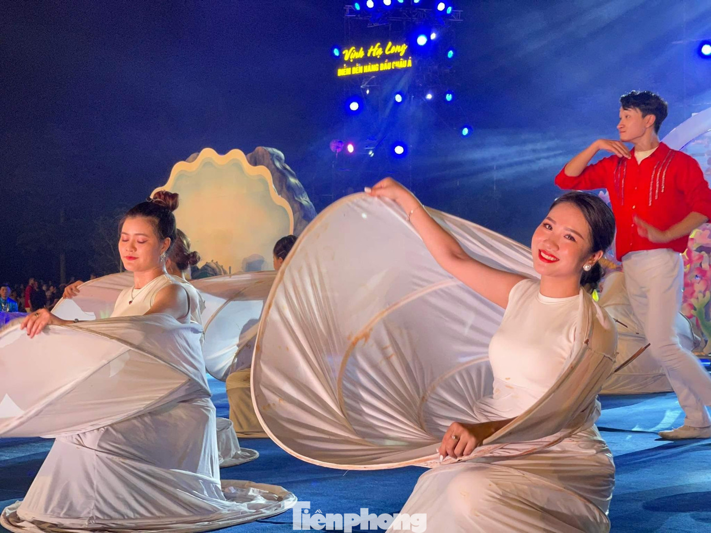 Những diễn viên không chuyên đa số là người dân địa phương trực tiếp tham gia biểu diễn. Những diễn viên không chuyên đa số là người dân địa phương trực tiếp tham gia biểu diễn.