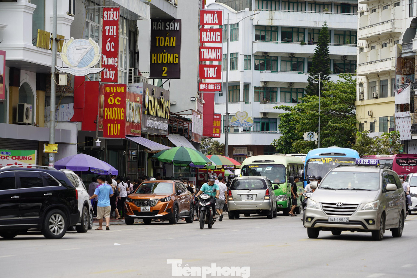 Các con phố ẩm thực nhộn nhịp vào giờ ăn trưa. Các con phố ẩm thực nhộn nhịp vào giờ ăn trưa.
