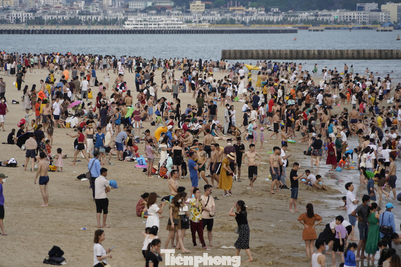 Được dự báo là có không khí lạnh tràn về vào dịp nghỉ lễ nhưng thời tiết ở Hạ Long vẫn oi nóng gần 34 độ.