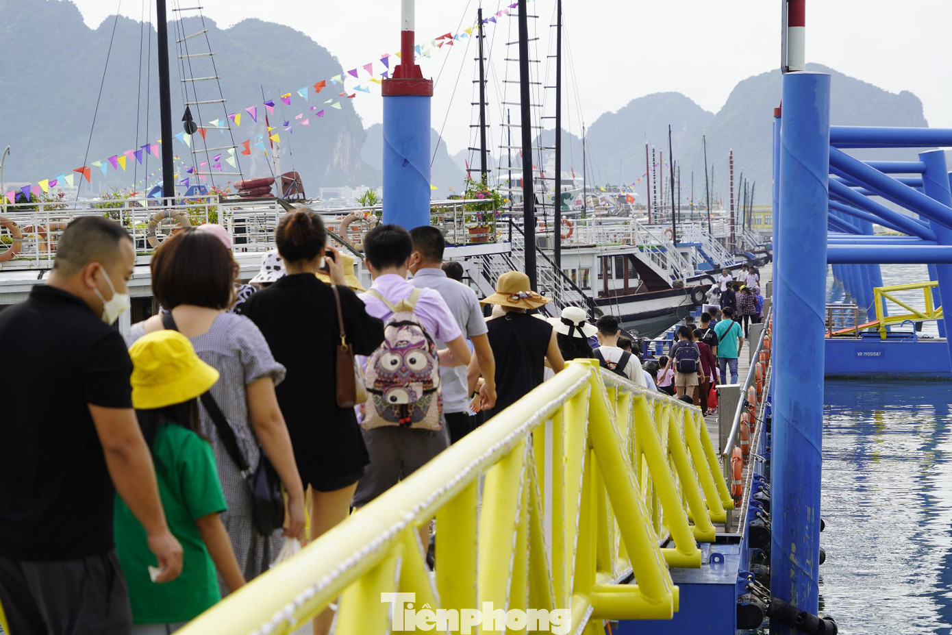 Sau 2 năm bị ảnh hưởng bởi dịch COVID-19, đây là những hình ảnh tấp nập du khách trở lại với Hạ Long. Sau 2 năm bị ảnh hưởng bởi dịch COVID-19, đây là những hình ảnh tấp nập du khách trở lại với Hạ Long.