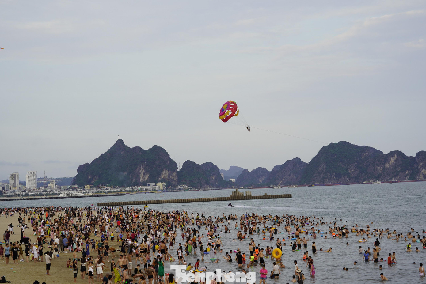 Ngoài tắm biển, du khách còn được tham gia các trò chơi mạo hiểm như bay dù lượn, mô tô nước...