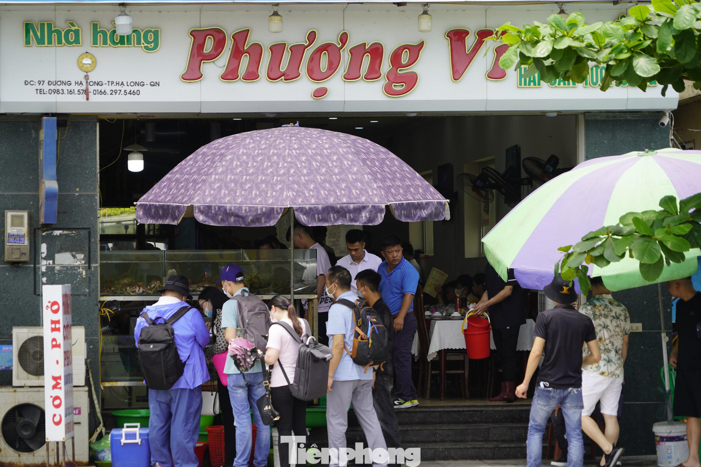 Vào trưa cùng ngày, du khách cũng nêm kín các hàng quán ăn ở khu vực Bãi Cháy. Vào trưa cùng ngày, du khách cũng nêm kín các hàng quán ăn ở khu vực Bãi Cháy.
