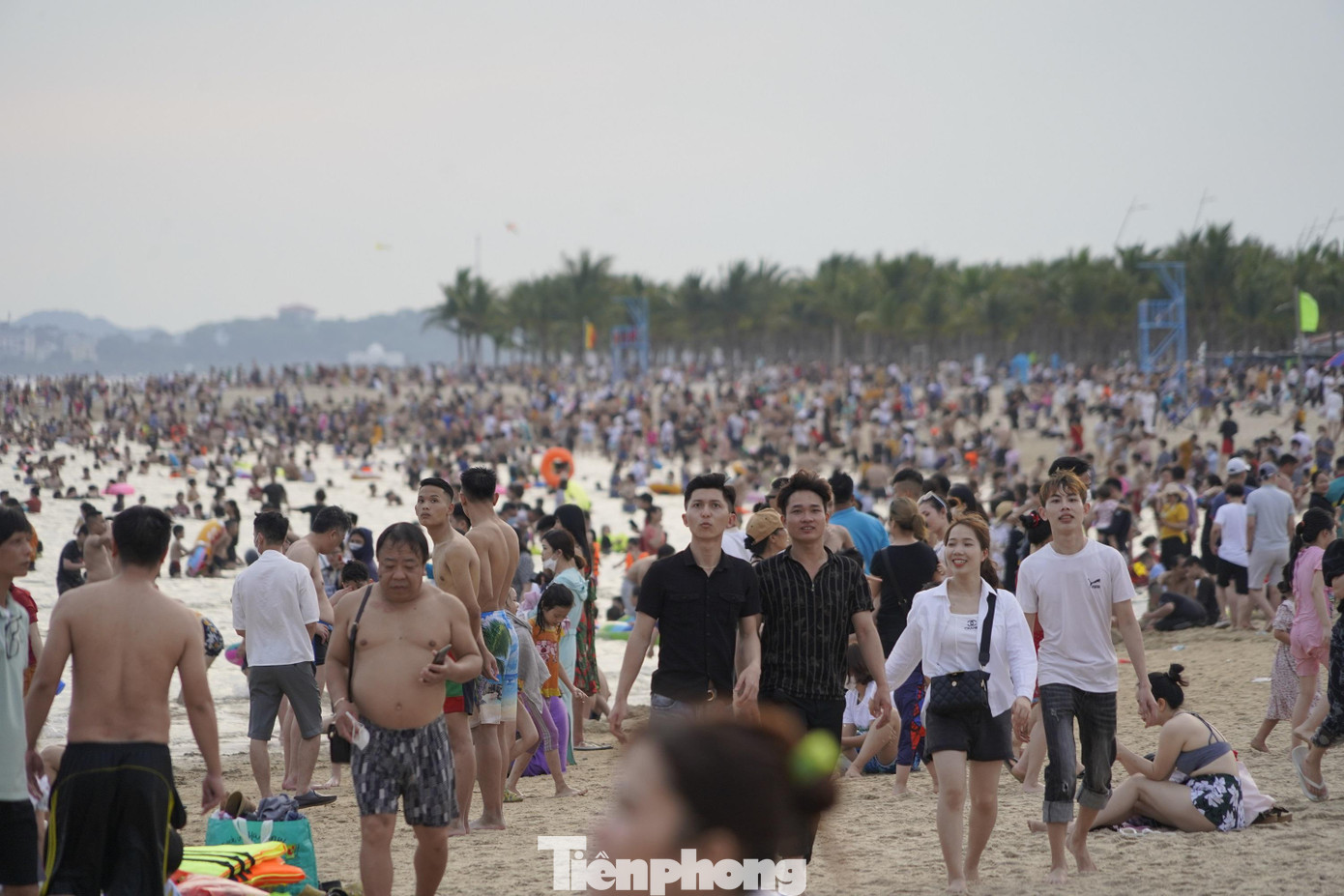 Bãi biển Bãi Cháy, TP Hạ Long đông nghẹt người vào dịp hè.