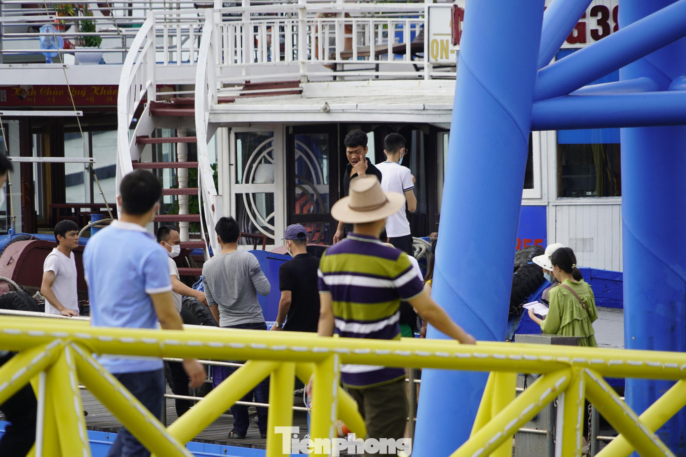 Lượng tàu xuất bến tham quan vịnh Hạ Long ngày càng tăng.