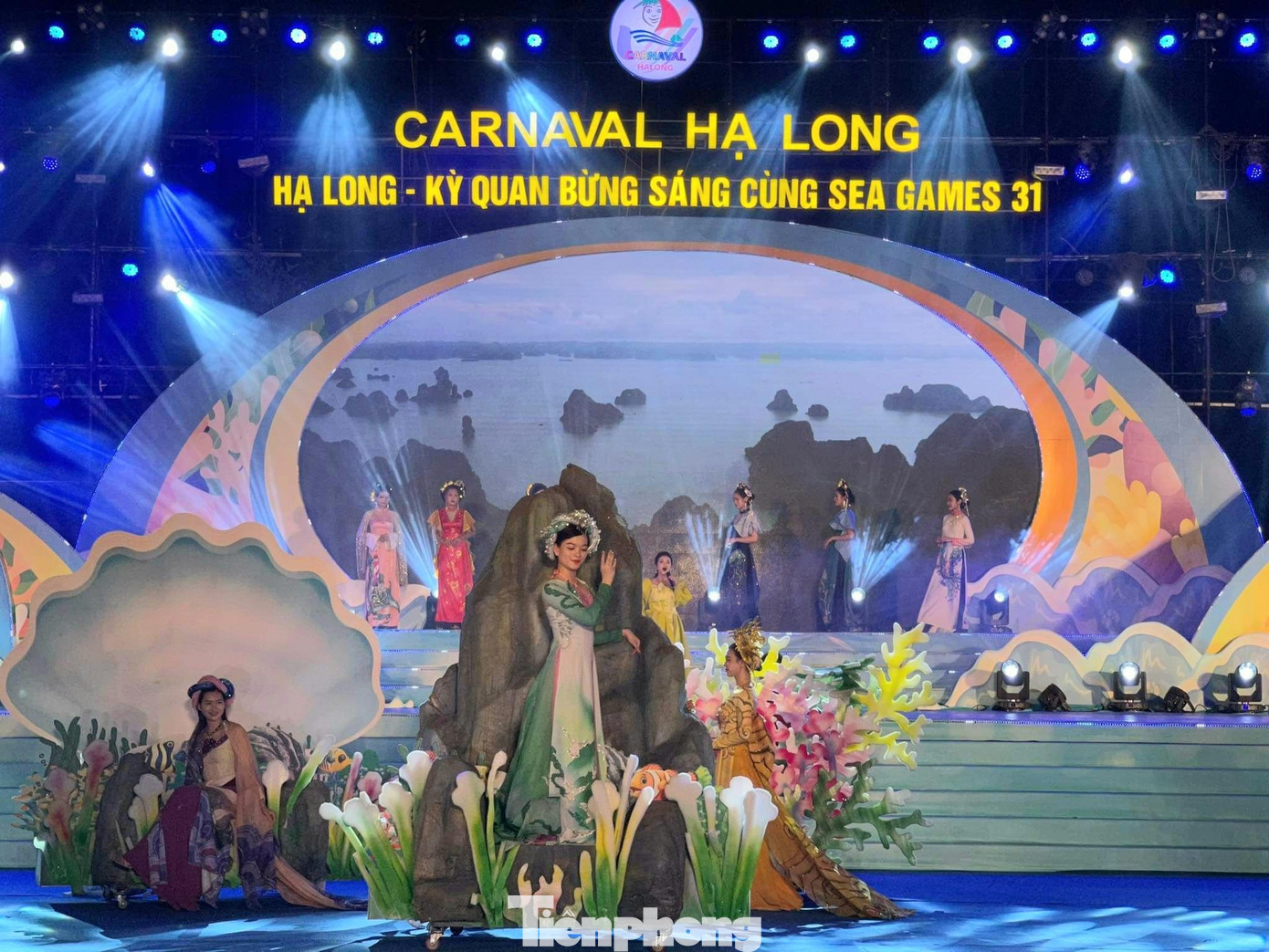 Hòa cùng phần vũ hội đường phố Hạ Long bừng sáng đón Sea Games 31, đón chào mùa du lịch hè là sự tham gia của chính những người dân Hạ Long - những sứ giả truyền đi nụ cười Hạ Long thân thiện, mến khách đến du khách bốn phương. Hòa cùng phần vũ hội đường phố Hạ Long bừng sáng đón Sea Games 31, đón chào mùa du lịch hè là sự tham gia của chính những người dân Hạ Long - những sứ giả truyền đi nụ cười Hạ Long thân thiện, mến khách đến du khách bốn phương.