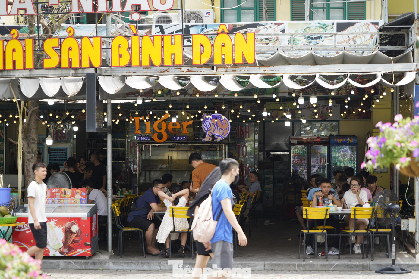 Những quán hải sản bình dân luôn trong tình trạng chật kín bàn. Những quán hải sản bình dân luôn trong tình trạng chật kín bàn.