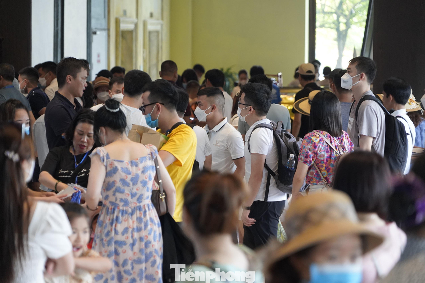 Gần trưa, lượng người đổ về đây càng đông. Gần trưa, lượng người đổ về đây càng đông.