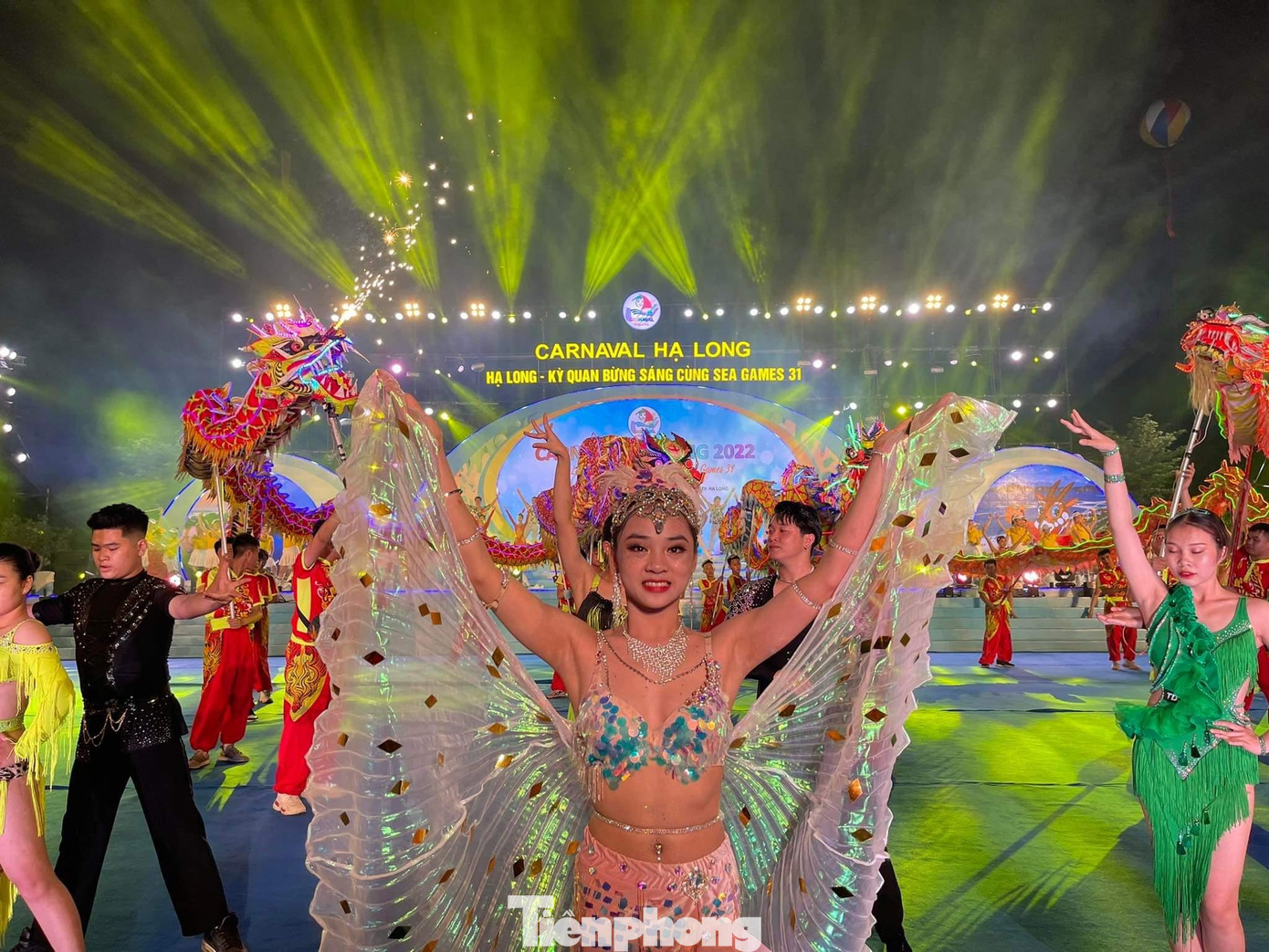 Carnaval Hạ Long năm nay đánh dấu sự trở lại của thành phố du lịch sau 2 năm ảnh hưởng bởi dịch COVID-19. Carnaval Hạ Long năm nay đánh dấu sự trở lại của thành phố du lịch sau 2 năm ảnh hưởng bởi dịch COVID-19.