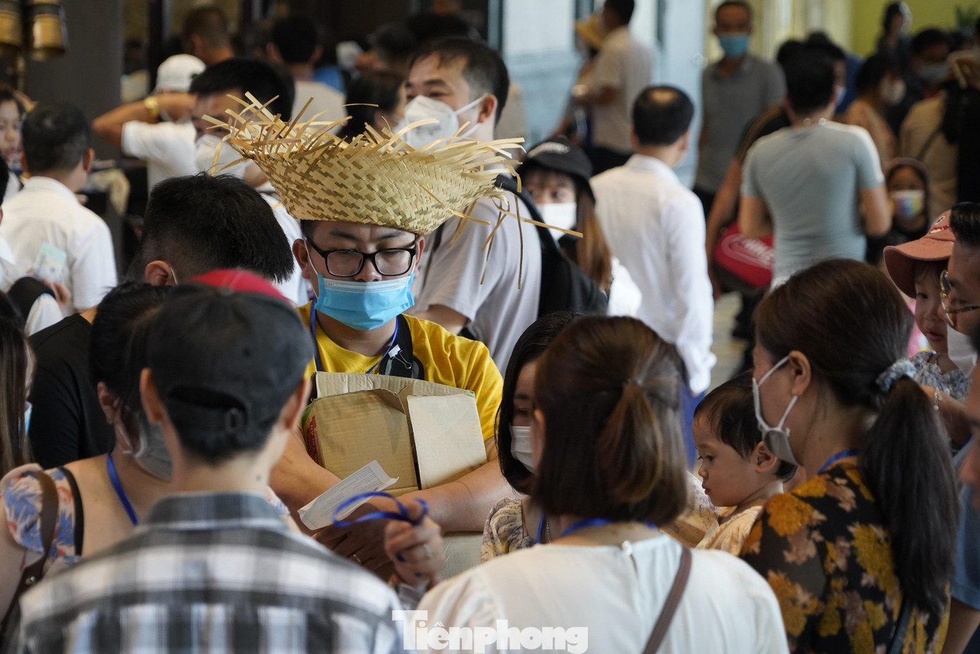 Các hướng dẫn viên "bở hơi tai" khi dẫn những đoàn có đông người. Các hướng dẫn viên "bở hơi tai" khi dẫn những đoàn có đông người.