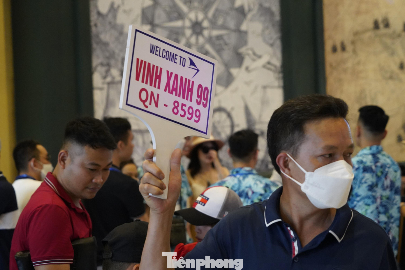 Các chủ tàu phải cho người lên cảng cầm biển báo chỉ dẫn khách xuống tàu. Các chủ tàu phải cho người lên cảng cầm biển báo chỉ dẫn khách xuống tàu.