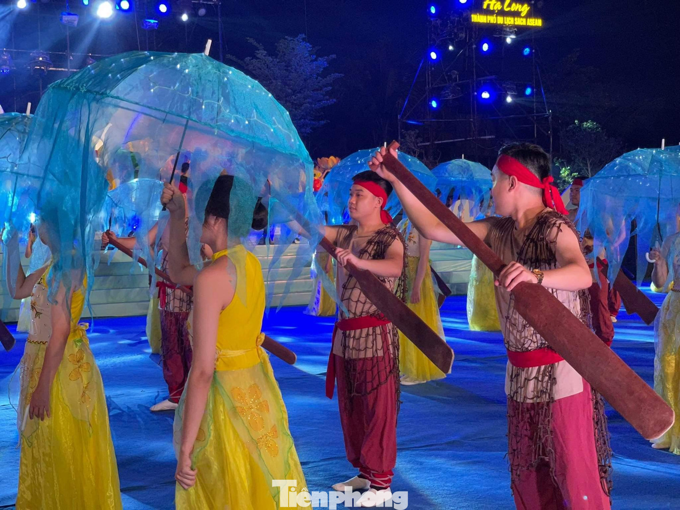 Carnaval Hạ Long 2022 được chia làm 4 phần: Khai hội, phần lễ, chương trình nghệ thuật sân khấu và phần diễn Carnaval. Carnaval Hạ Long 2022 được chia làm 4 phần: Khai hội, phần lễ, chương trình nghệ thuật sân khấu và phần diễn Carnaval.