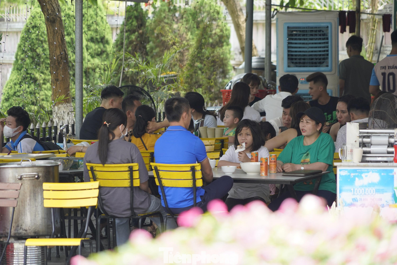 Nhiều đoàn khách lẻ không đặt trước suất ăn nên không được ăn đúng giờ. Phải chờ đến hơn 14h cùng ngày mới có một vài quán vãn khách để thưởng thức bữa trưa. Nhiều đoàn khách lẻ không đặt trước suất ăn nên không được ăn đúng giờ. Phải chờ đến hơn 14h cùng ngày mới có một vài quán vãn khách để thưởng thức bữa trưa.