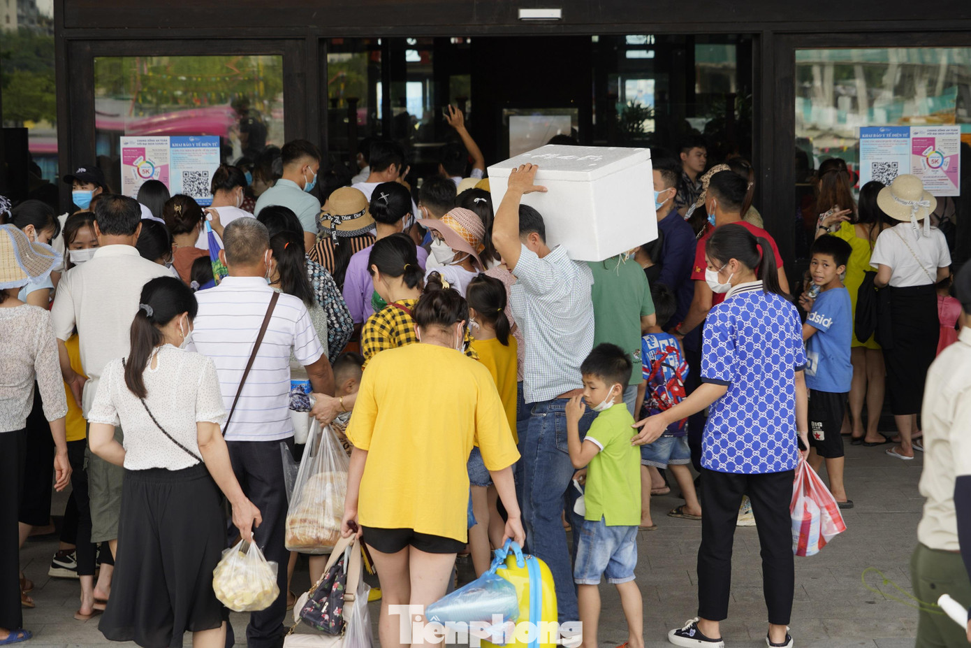 Từ sáng sớm, hàng nghìn du khách đổ về Cảng tàu Quốc tế Hòn Gai để mua vé tham quan vịnh Hạ Long. Từ sáng sớm, hàng nghìn du khách đổ về Cảng tàu Quốc tế Hòn Gai để mua vé tham quan vịnh Hạ Long.