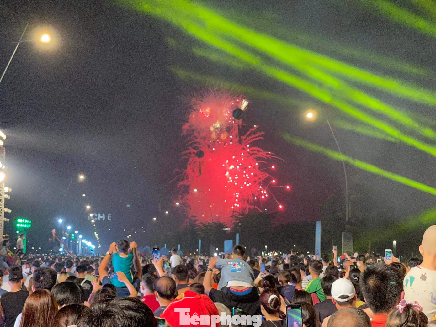 Cuối chương trình là màn bắn pháo hoa chào mừng ngày lễ 30/4-1/5. Cuối chương trình là màn bắn pháo hoa chào mừng ngày lễ 30/4-1/5.