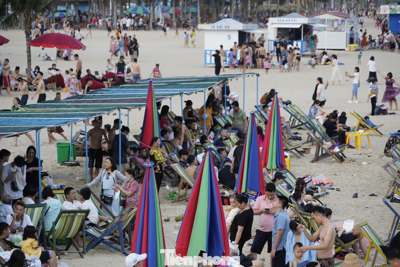 Nhiều người chọn phương án ngồi trên bờ hóng gió.